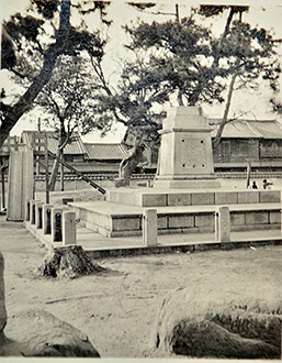 銅像、金属供出後に残された台座 写真