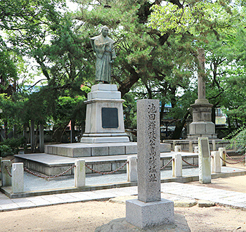 現在高砂神社境内に立つ工樂松右衛門像 写真