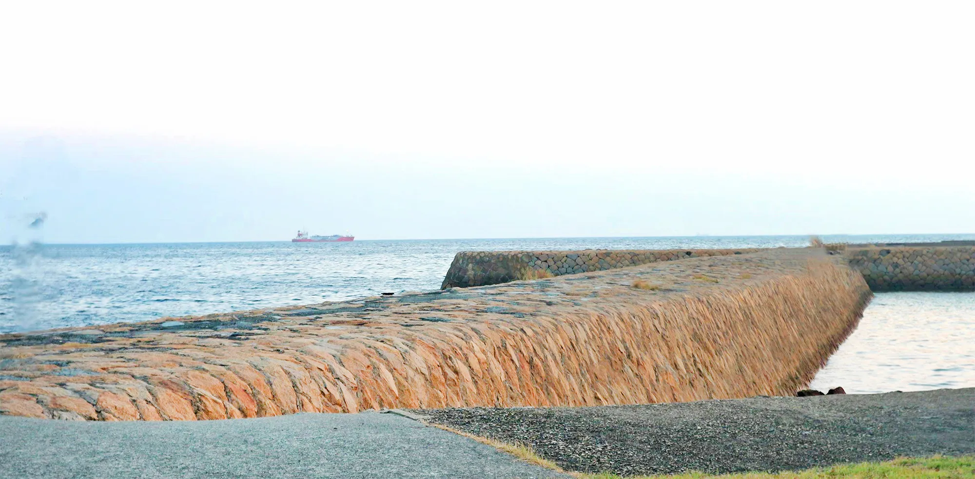 現在の高砂港の波戸石垣と一文字堤 写真